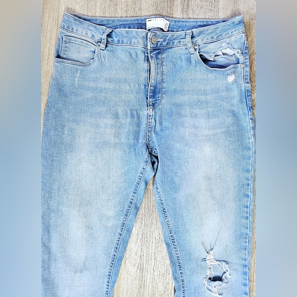 Size W34 L30 ASOS Design Distressed Light Wash Jeans - Picture 2 of 5